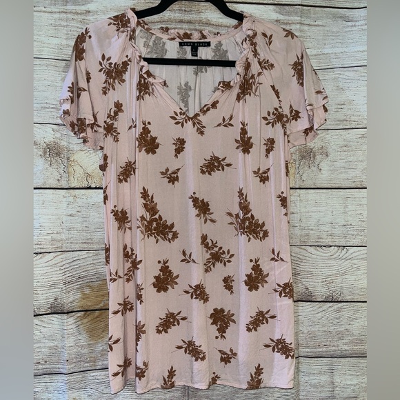 Como Black Tops - 🤎3/$10 Como Black Floral V-Neck Blouse in Pink and Brown Size Large